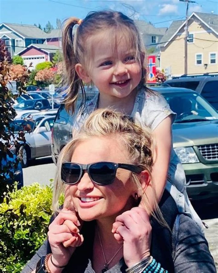 Ashley Schwan Height, Weight, Net Worth, Age, Birthday, Wikipedia, Who, Instagram, Biography