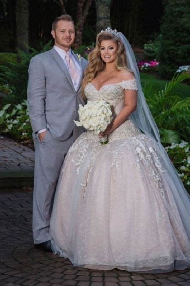 
Is Ashley Alexiss Married? Wiki: Engaged, Wedding, Net Worth, Clothing 