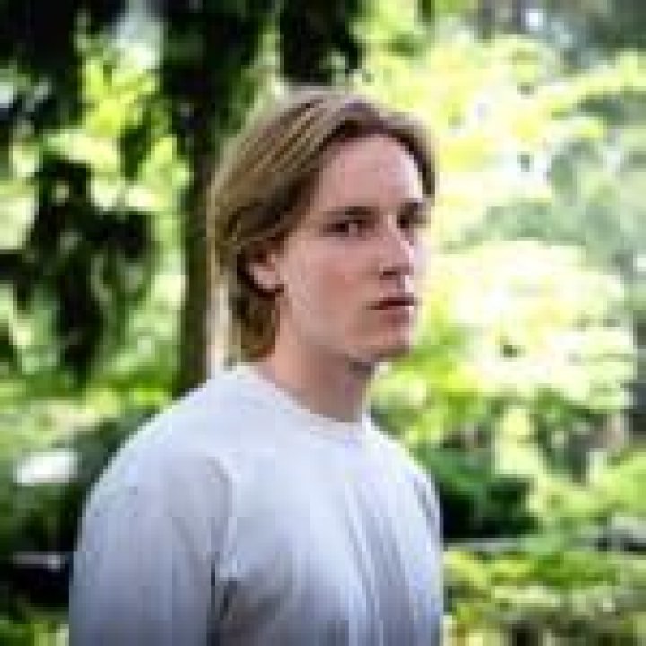 
Meet German Actor Louis Hofmann: Age, Family, Net Worth 